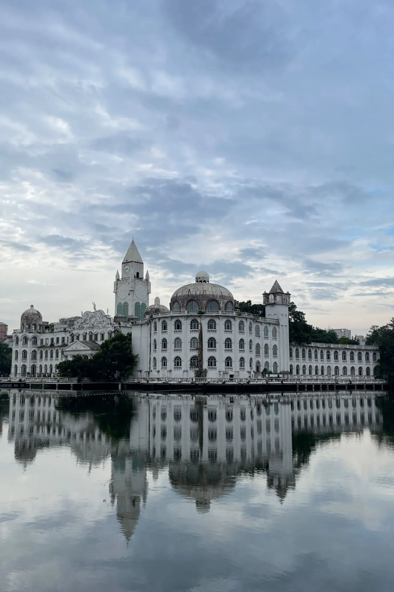 广州流花湖畔的白色建筑及水面倒影